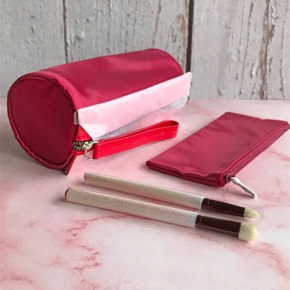 MAC Adoring Carmine Holiday Special Edition Brushes and Cosmetic Bags Set 💋❤️ - Picture 3 of 10